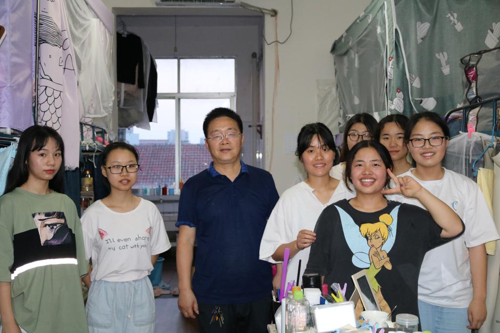 处长李小林在4栋610寝室开展“三联系”工作