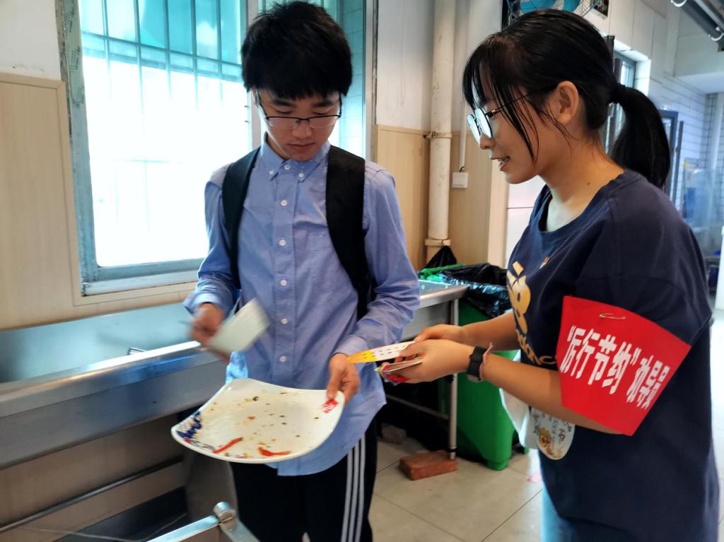 图三 劝导员宣传厉行节约