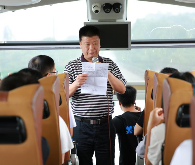 图一 胡书记宣读倡议书