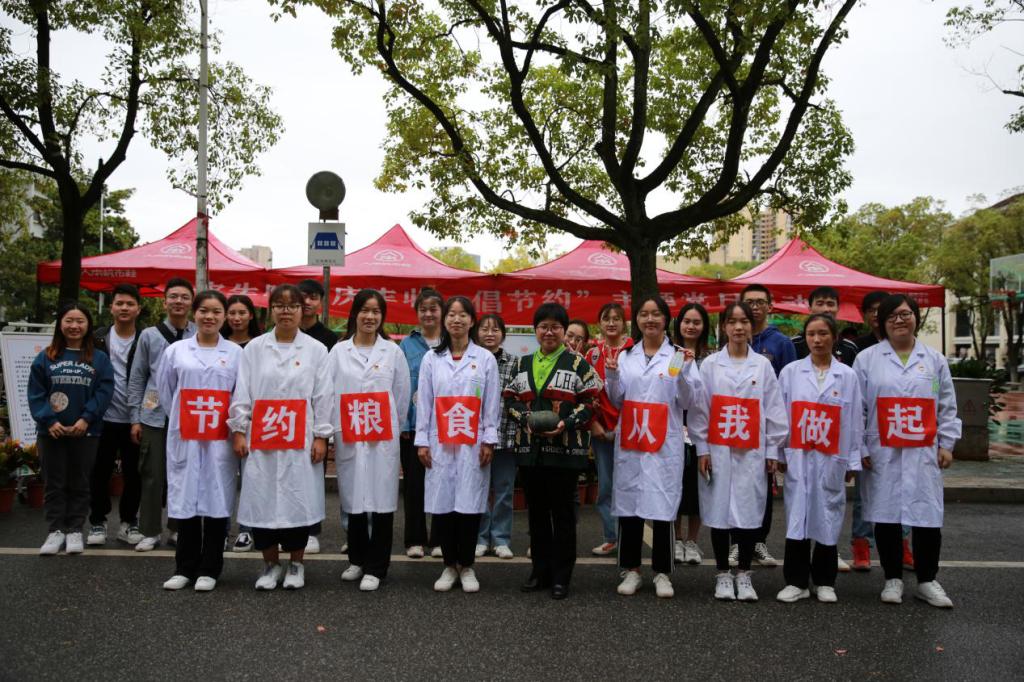 图二 志愿者宣传“节约粮食,从我做起”