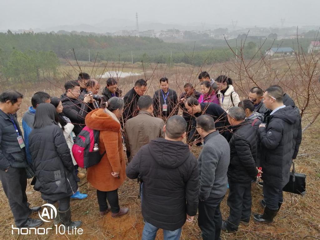 图四 在水洞底天缘种养植专业合作社现场授课