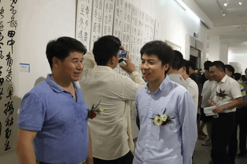 周发明副校长与书法教研室主任蒋全顺亲切交谈