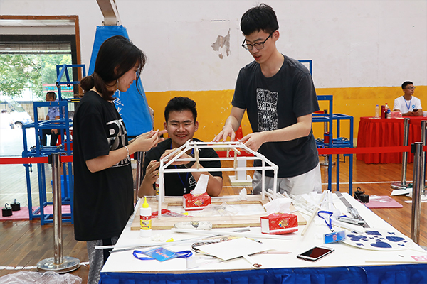 参赛小组成员合作完成模型制作 776net必赢官网宣传部 隋明潓 摄0.jpg